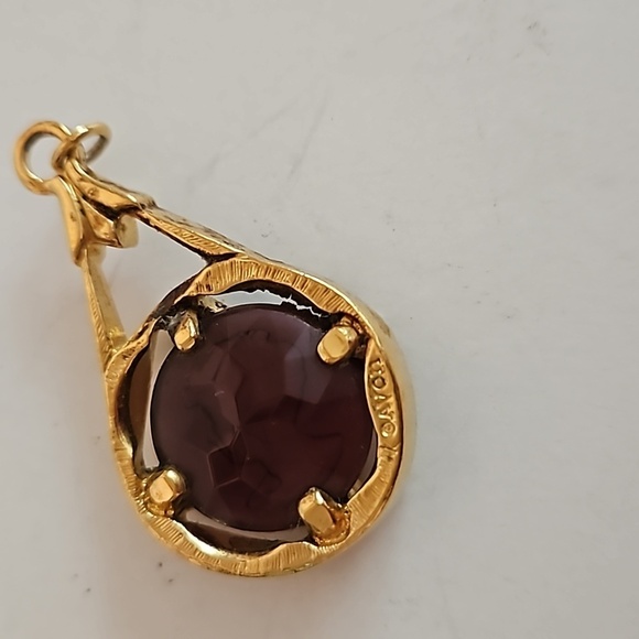 AVON PURPLE Glass Intaglio & Goldtone Pendant - Picture 6 of 6